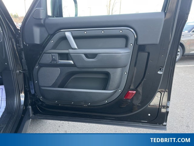 2024 Land Rover Defender 90 V8 P525 4WD | Extended Black Exterior Pkg