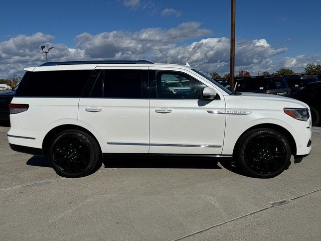 2022 Lincoln Navigator Reserve | Wireless Apple CarPlay | HUD | Pano Roof | 4WD