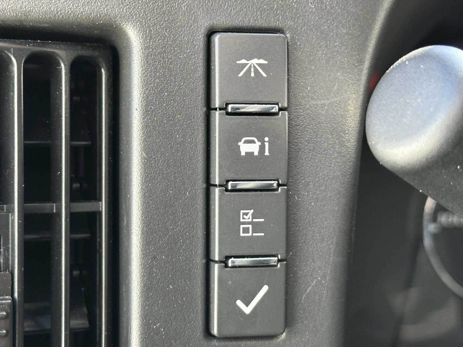 2025 Chevrolet Express Passenger 1LT