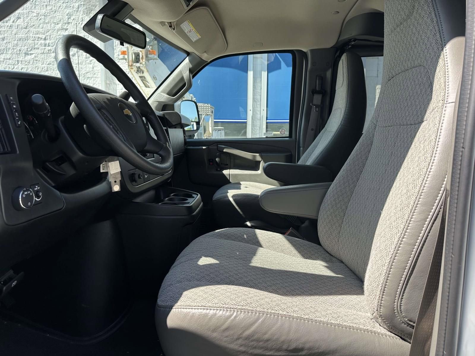 2025 Chevrolet Express Passenger 1LT
