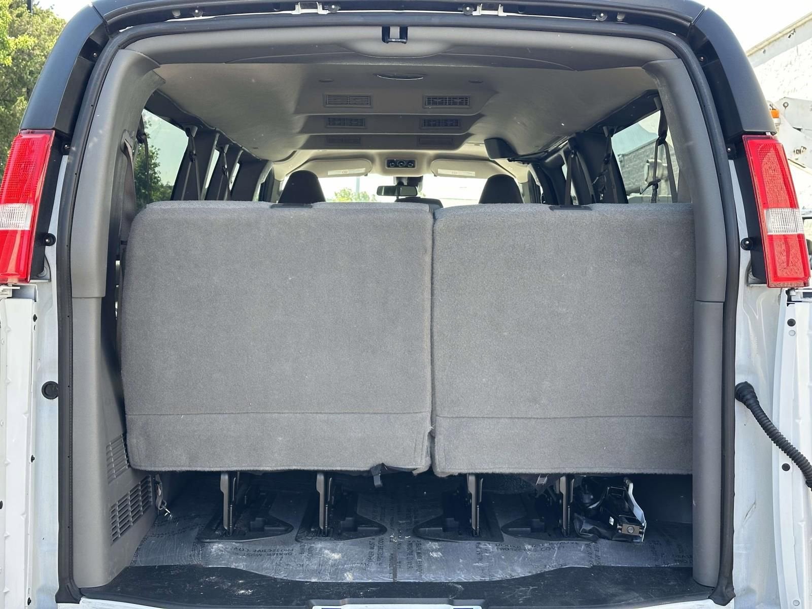 2025 Chevrolet Express Passenger 1LT