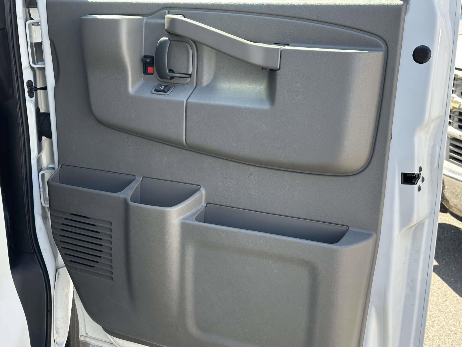 2025 Chevrolet Express Passenger 1LT