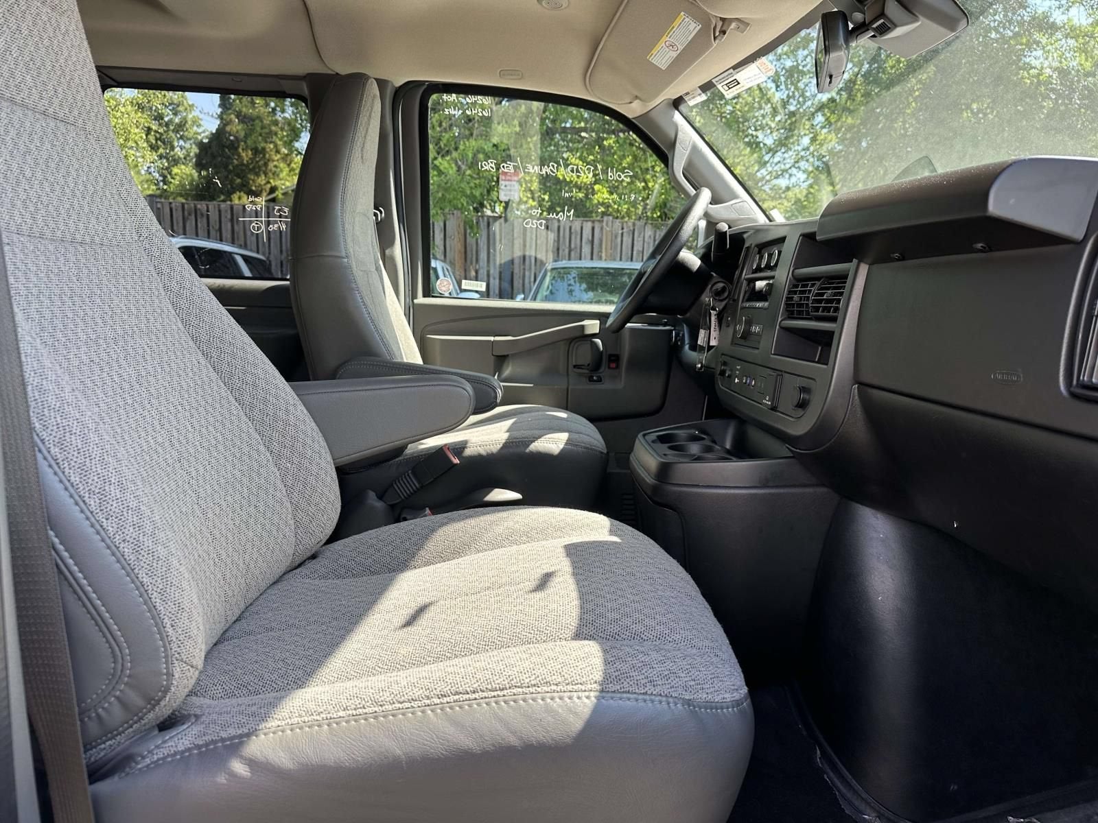 2025 Chevrolet Express Passenger 1LT