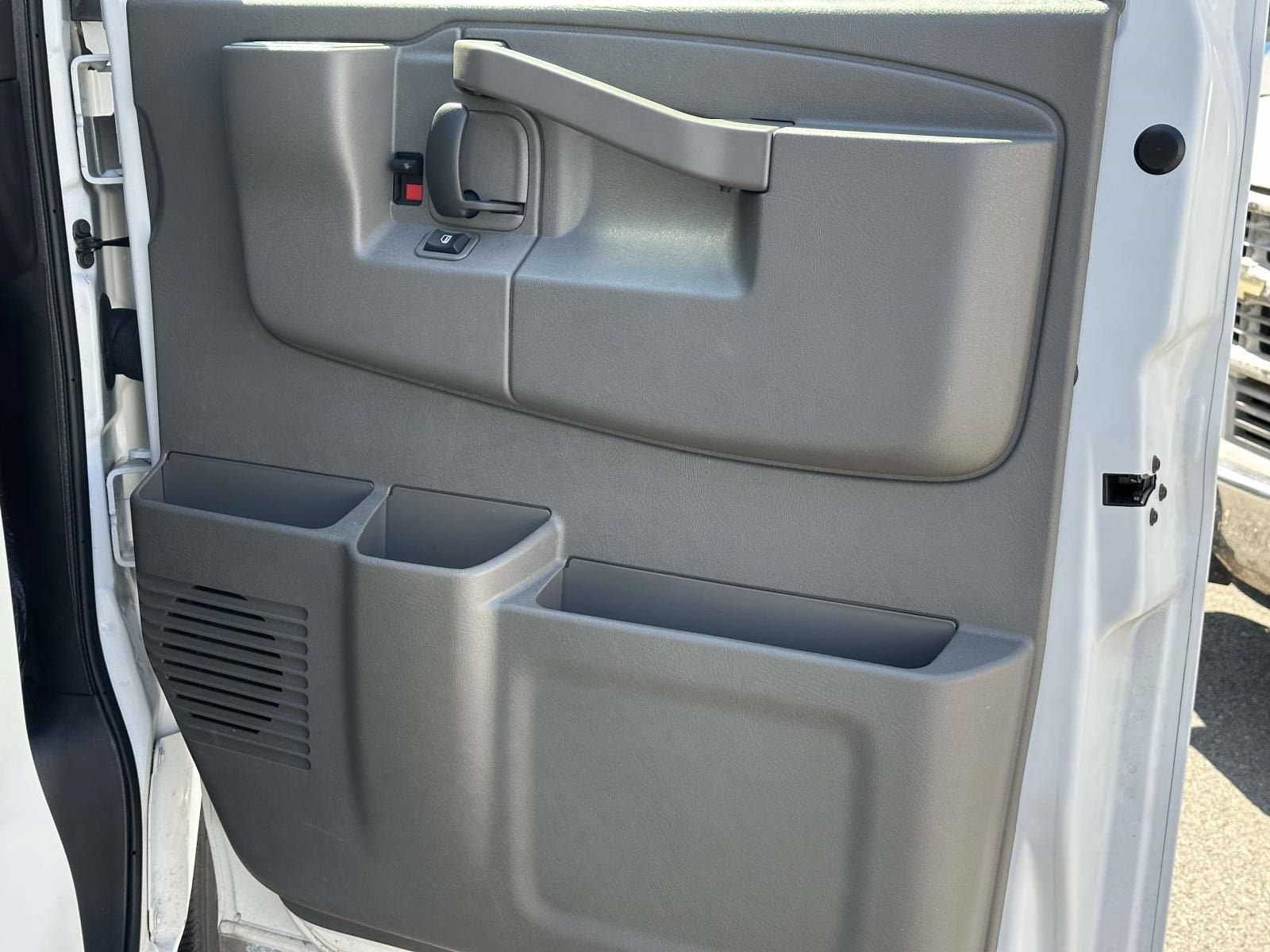 2025 Chevrolet Express Passenger 1LT