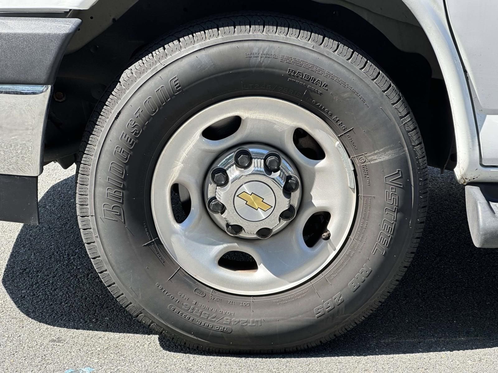 2025 Chevrolet Express Passenger 1LT