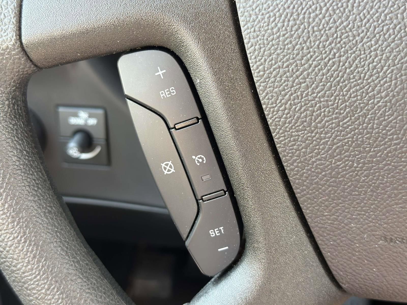 2025 Chevrolet Express Passenger 1LT