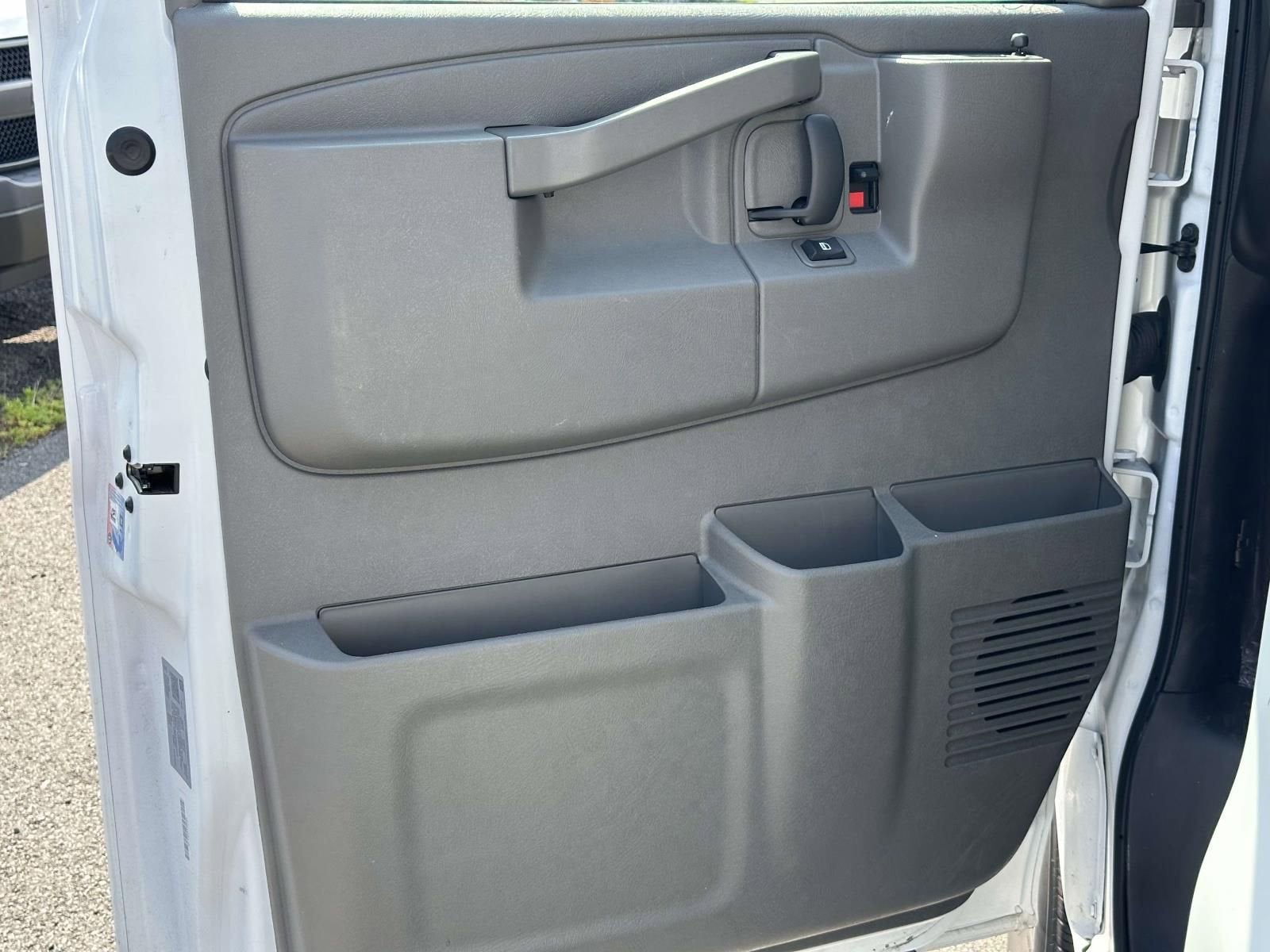 2025 Chevrolet Express Passenger 1LT