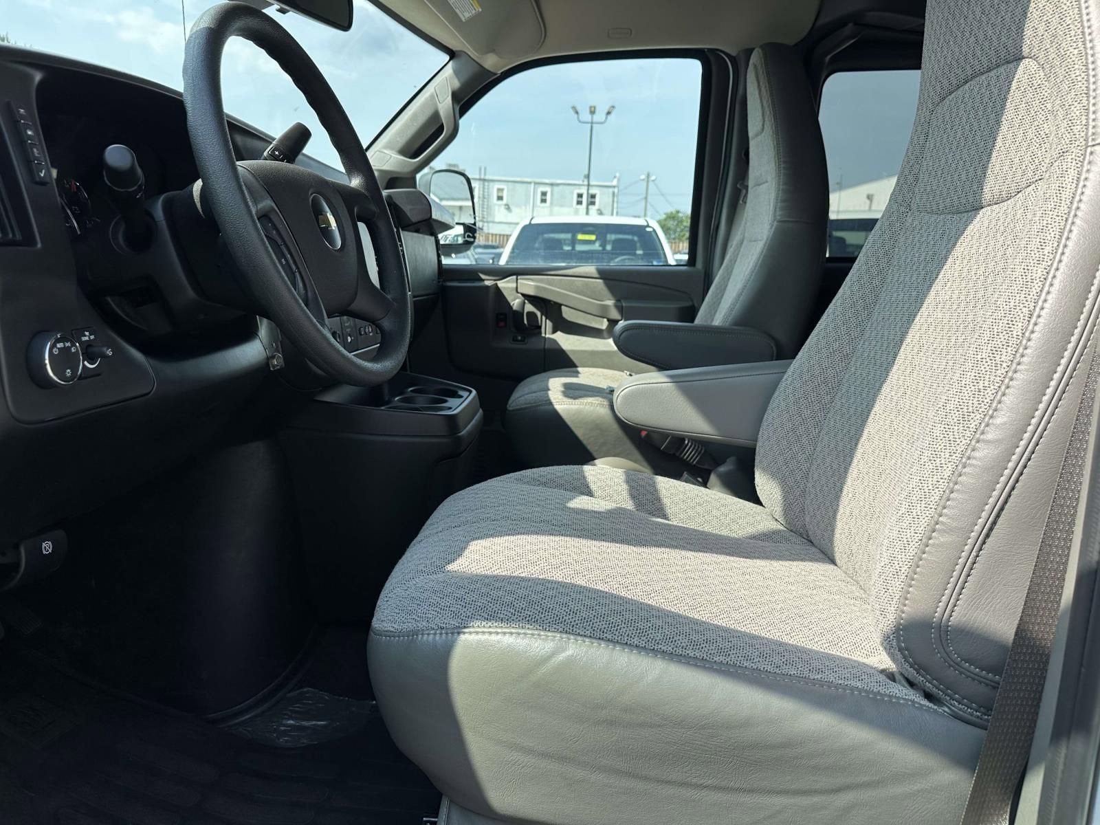2025 Chevrolet Express Passenger 1LT