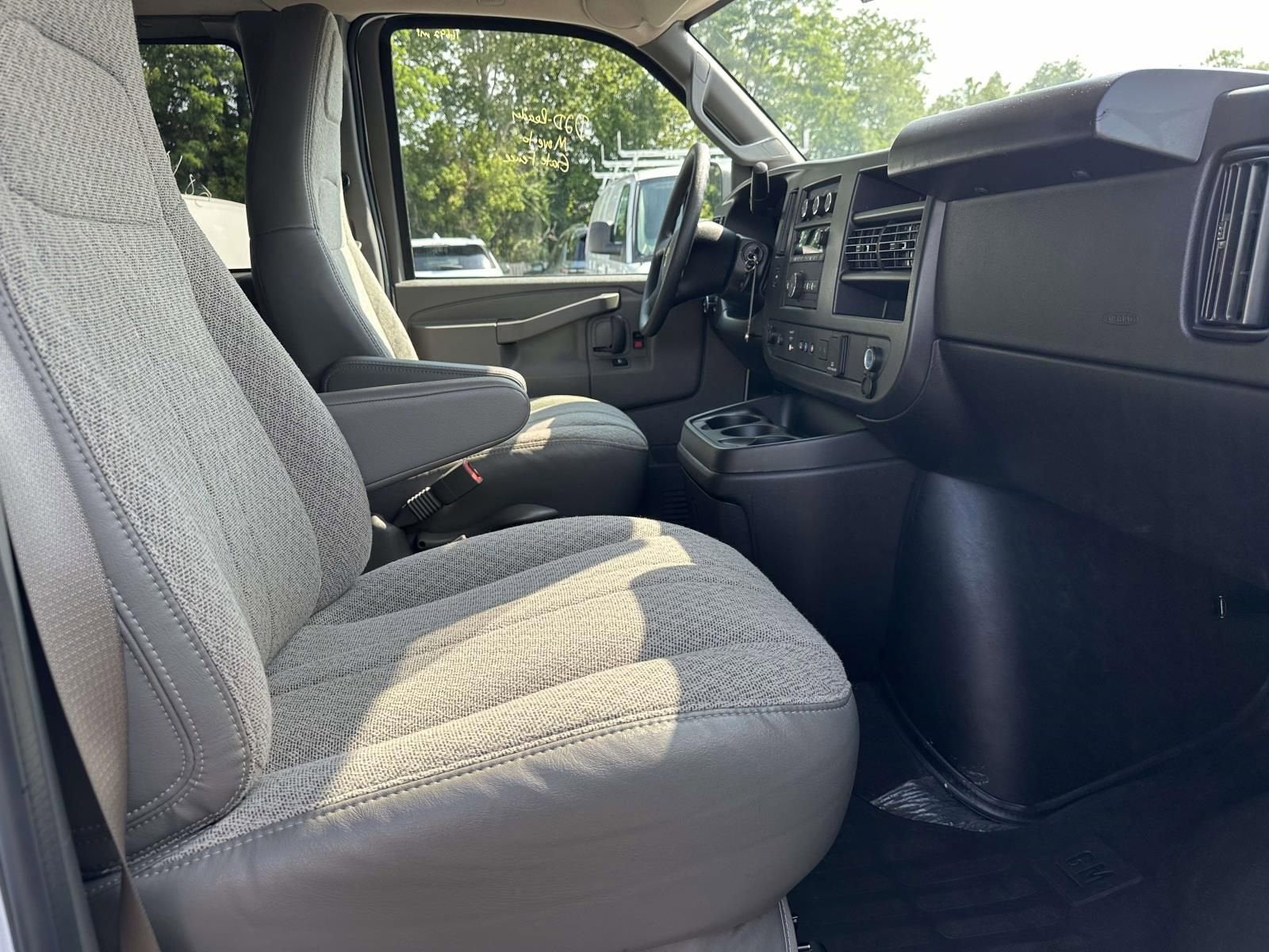 2025 Chevrolet Express Passenger 1LT