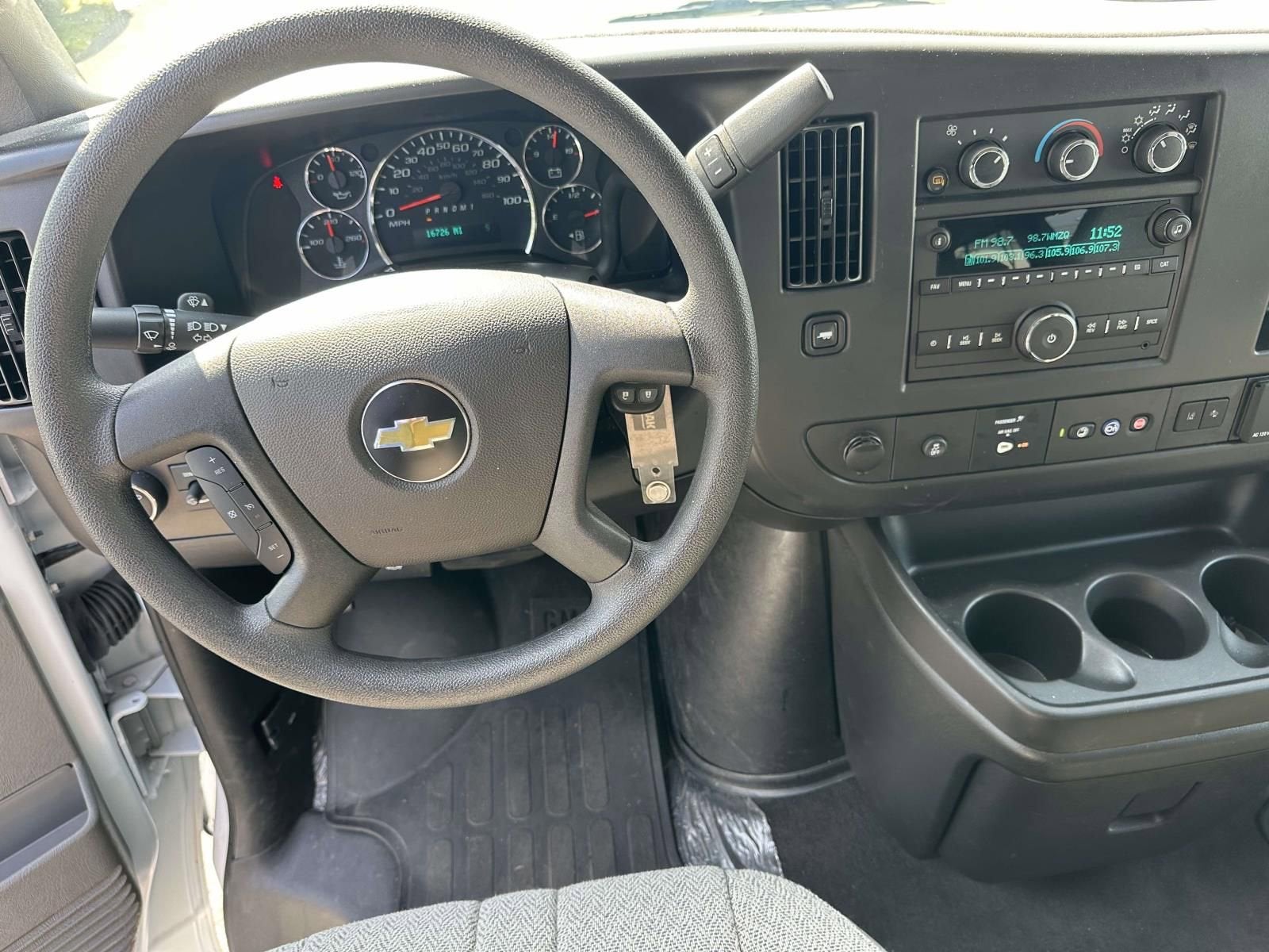 2025 Chevrolet Express Passenger 1LT