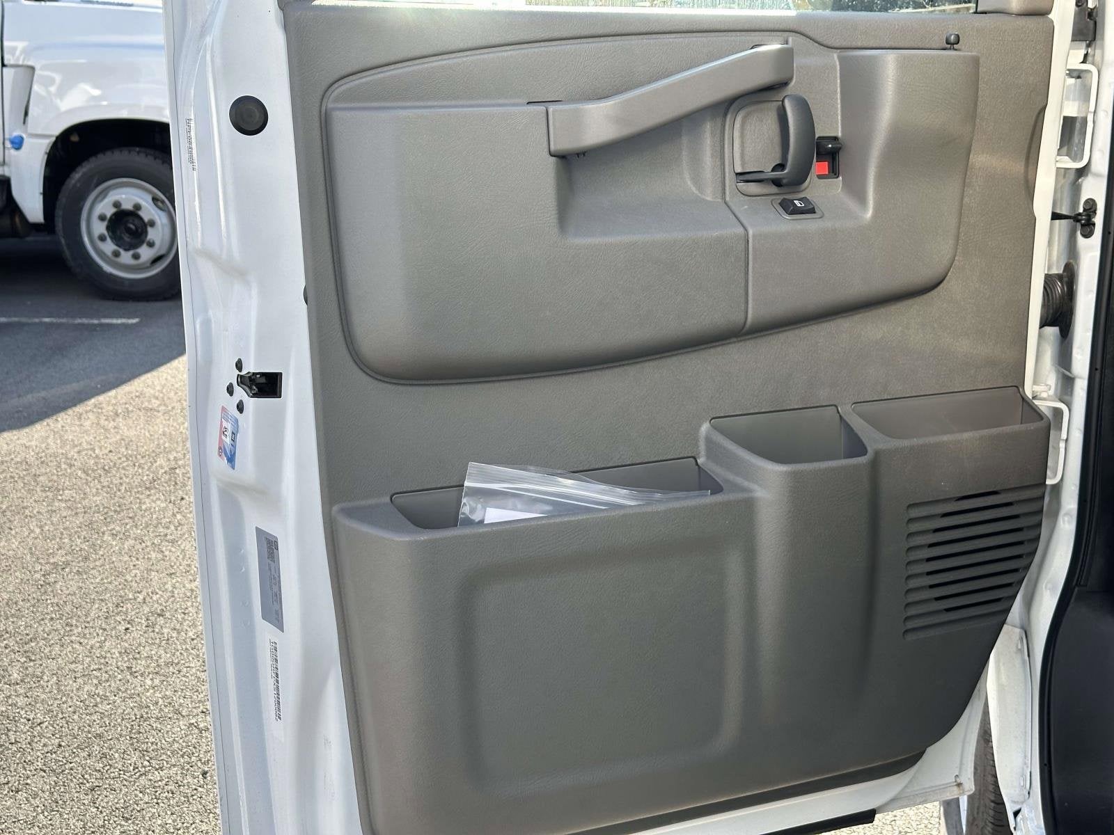 2025 Chevrolet Express Cutaway 3500 1WT