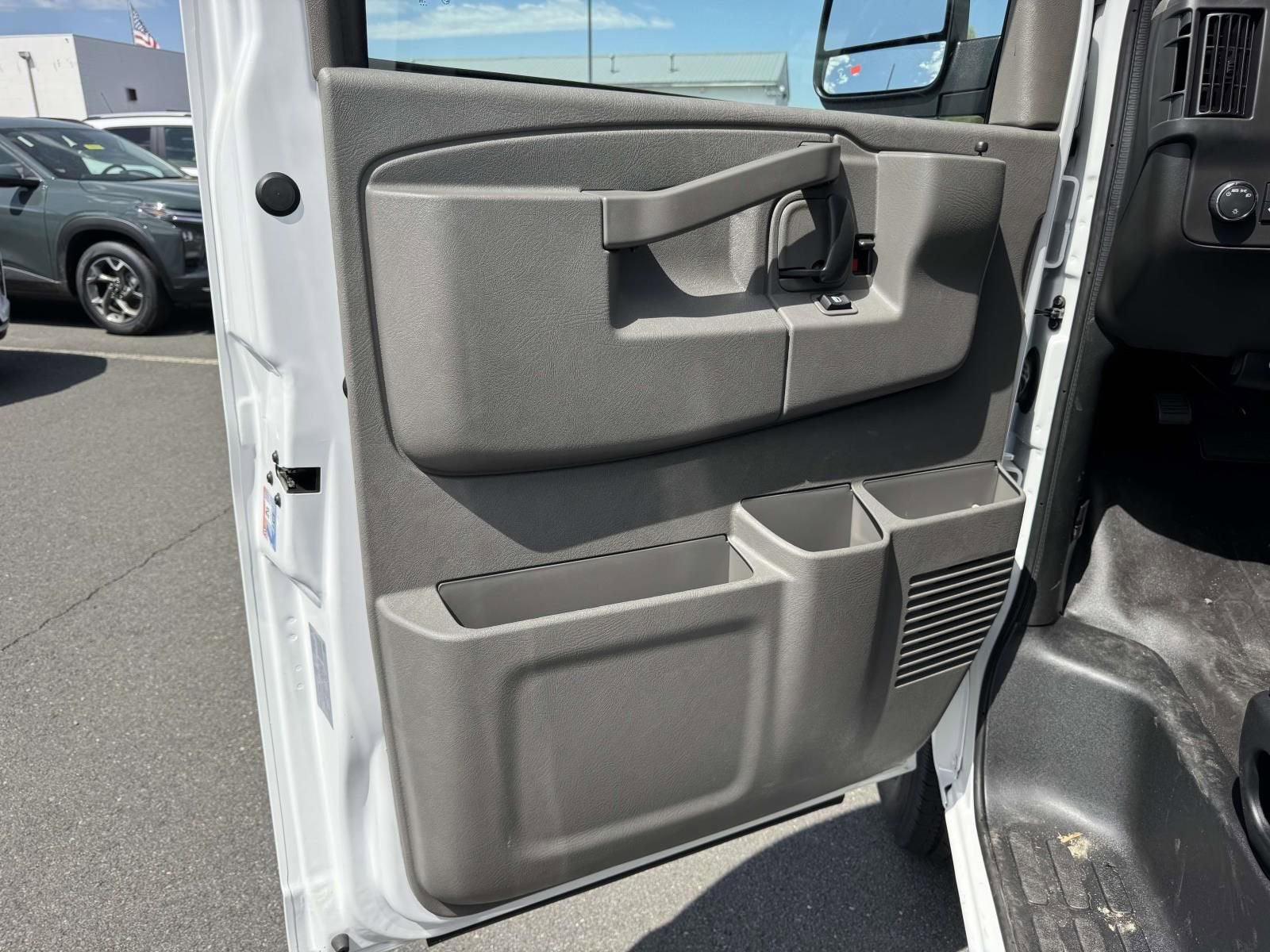 2025 Chevrolet Express Cargo WT