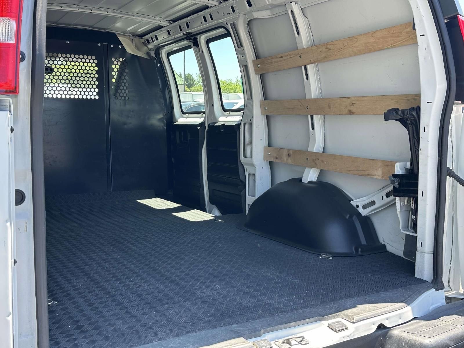 2025 Chevrolet Express Cargo WT