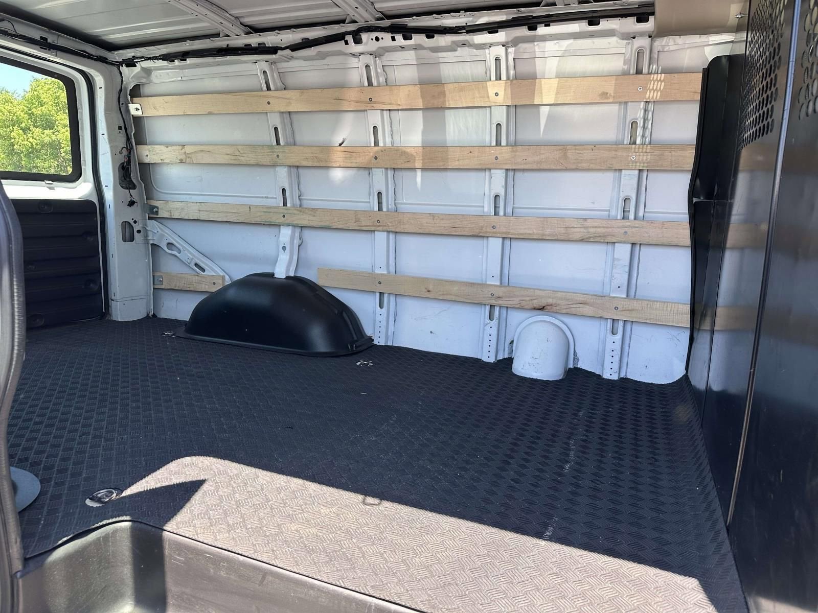2025 Chevrolet Express Cargo WT
