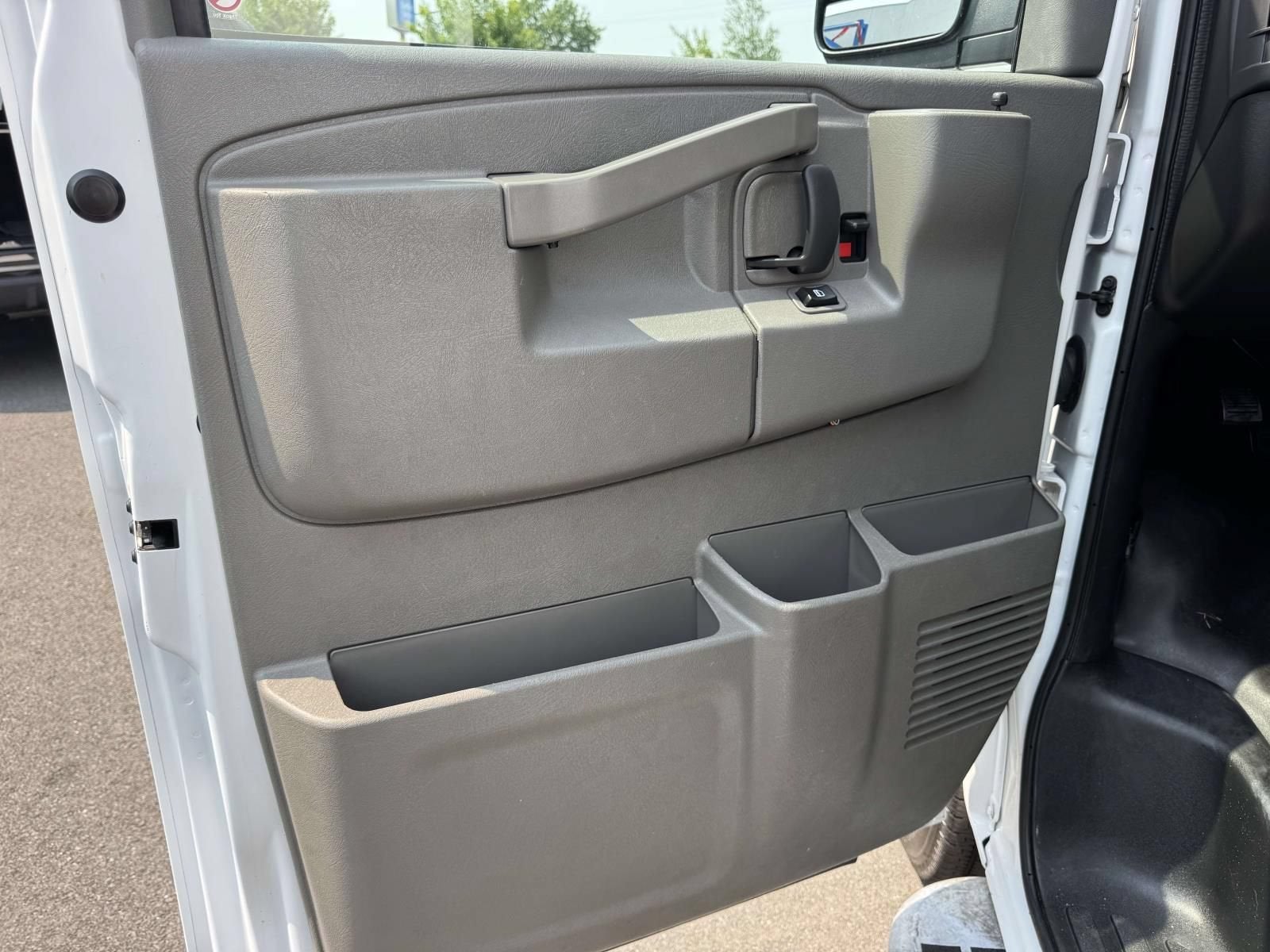 2025 Chevrolet Express Cargo WT