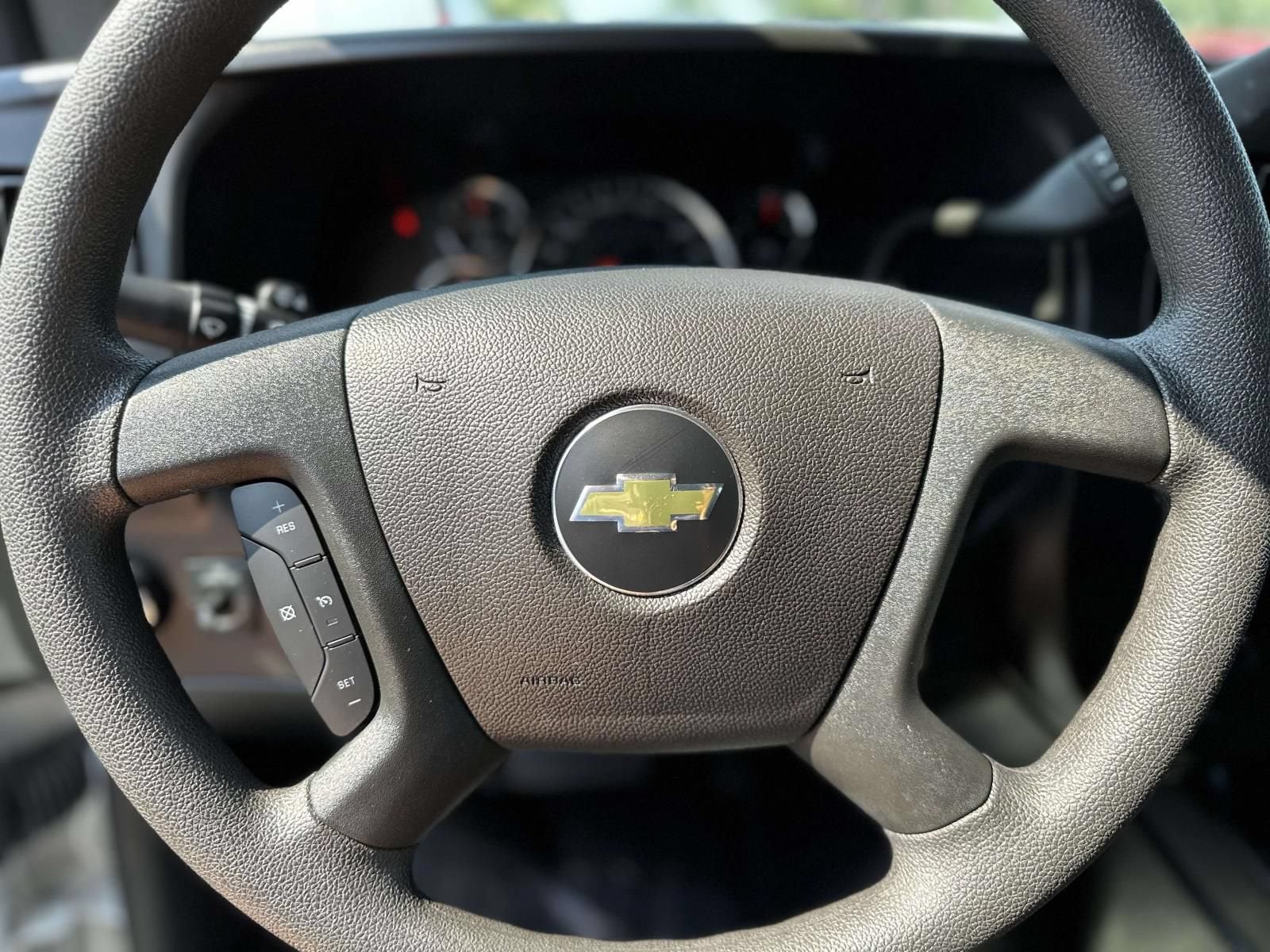 2025 Chevrolet Express Cargo WT