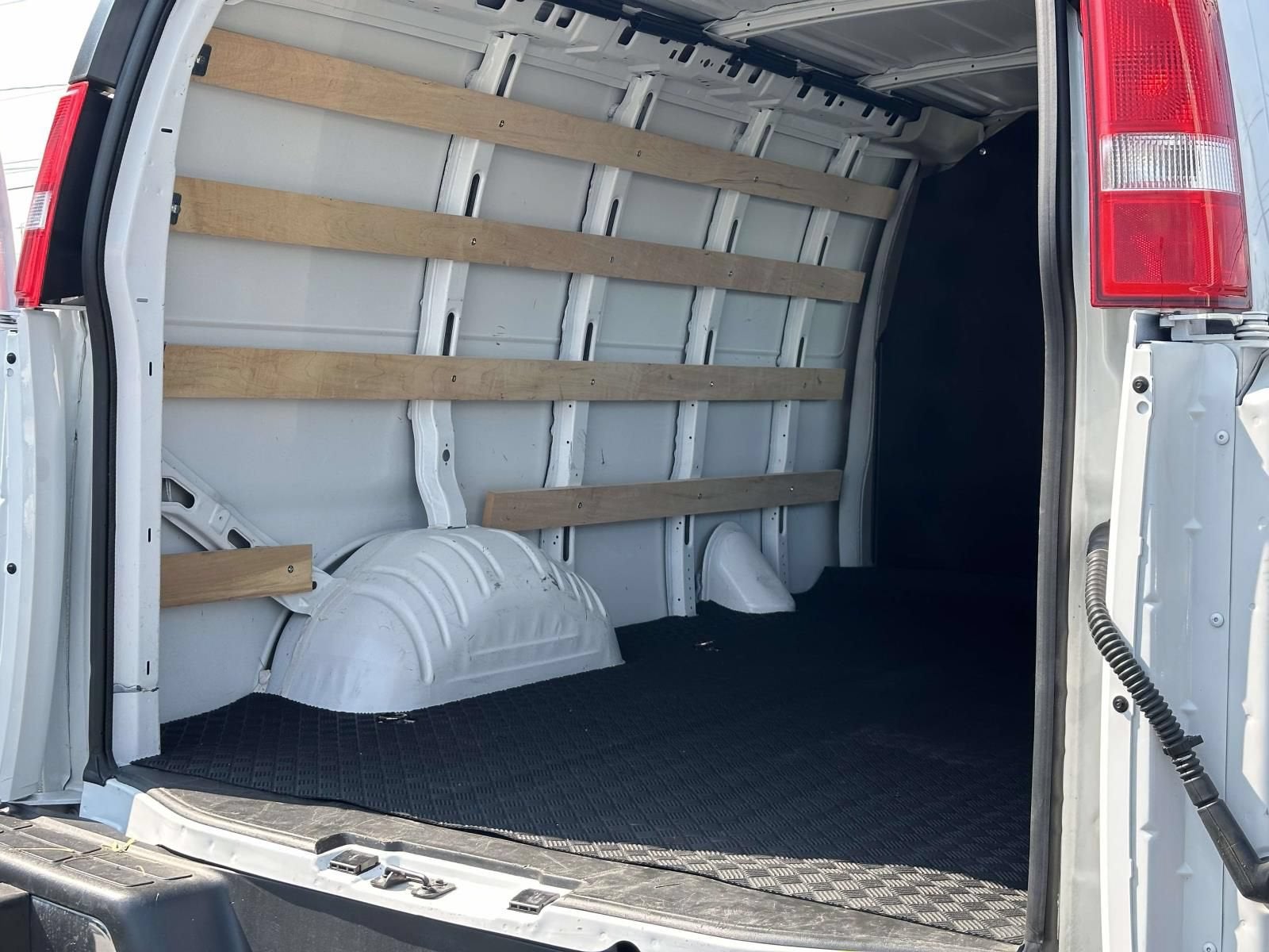 2025 Chevrolet Express Cargo WT