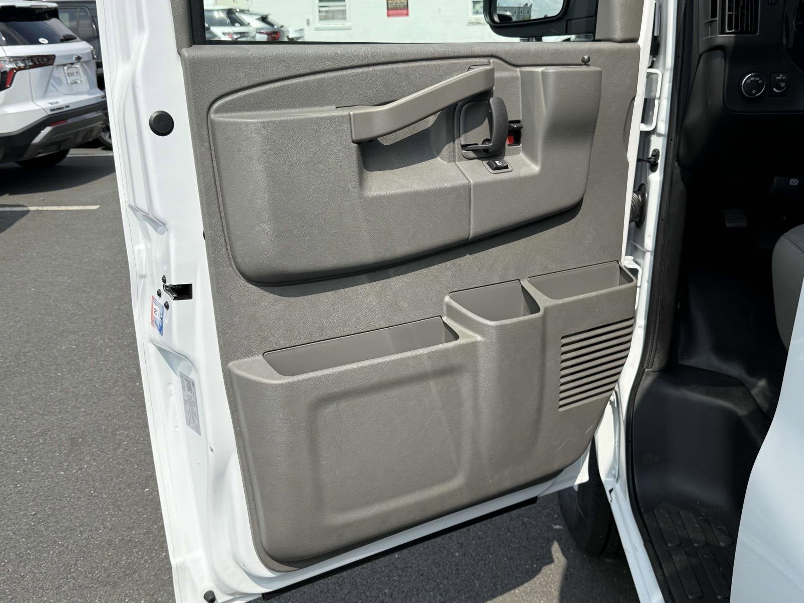 2025 Chevrolet Express Cargo 3500 WT