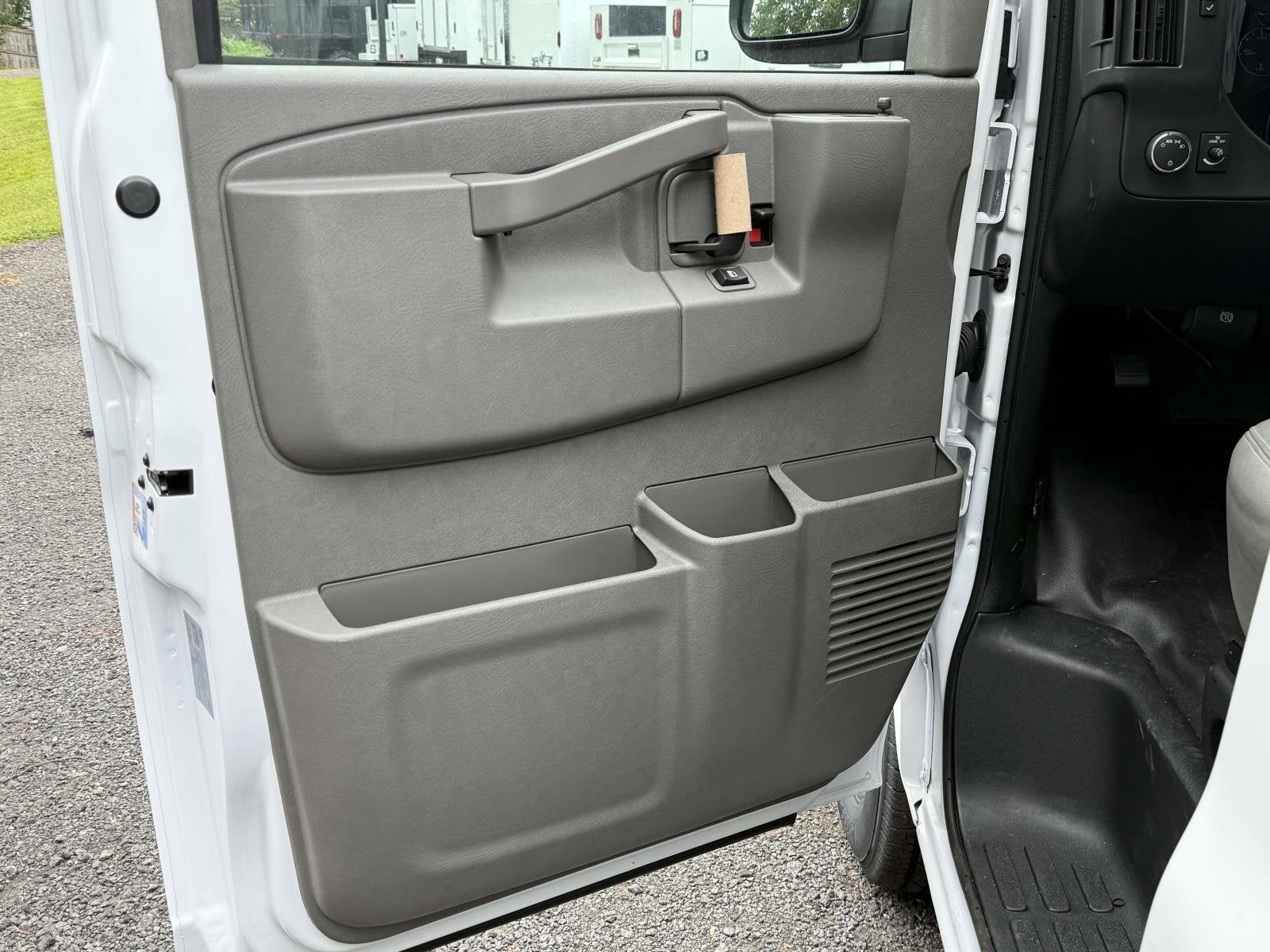 2025 Chevrolet Express Cargo 3500 WT